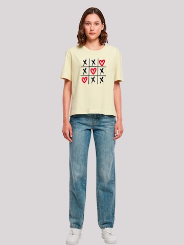 T-shirt 'Valentinstag Herz Tic Tac Toe' F4NT4STIC en jaune