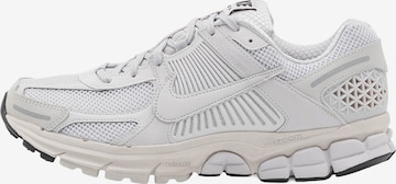 Nike Sportswear Низкие кроссовки 'Zoom Vomero 5' в Серый: спереди