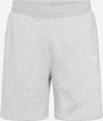 NEW ERA Regular Shorts 'SSENTLS in Grau: predná strana