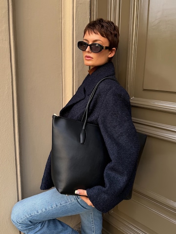Lunettes de soleil BOSS en noir : devant