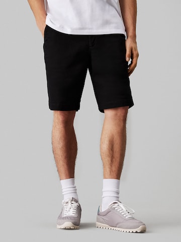 Regular Pantalon chino Calvin Klein Jeans en noir : devant