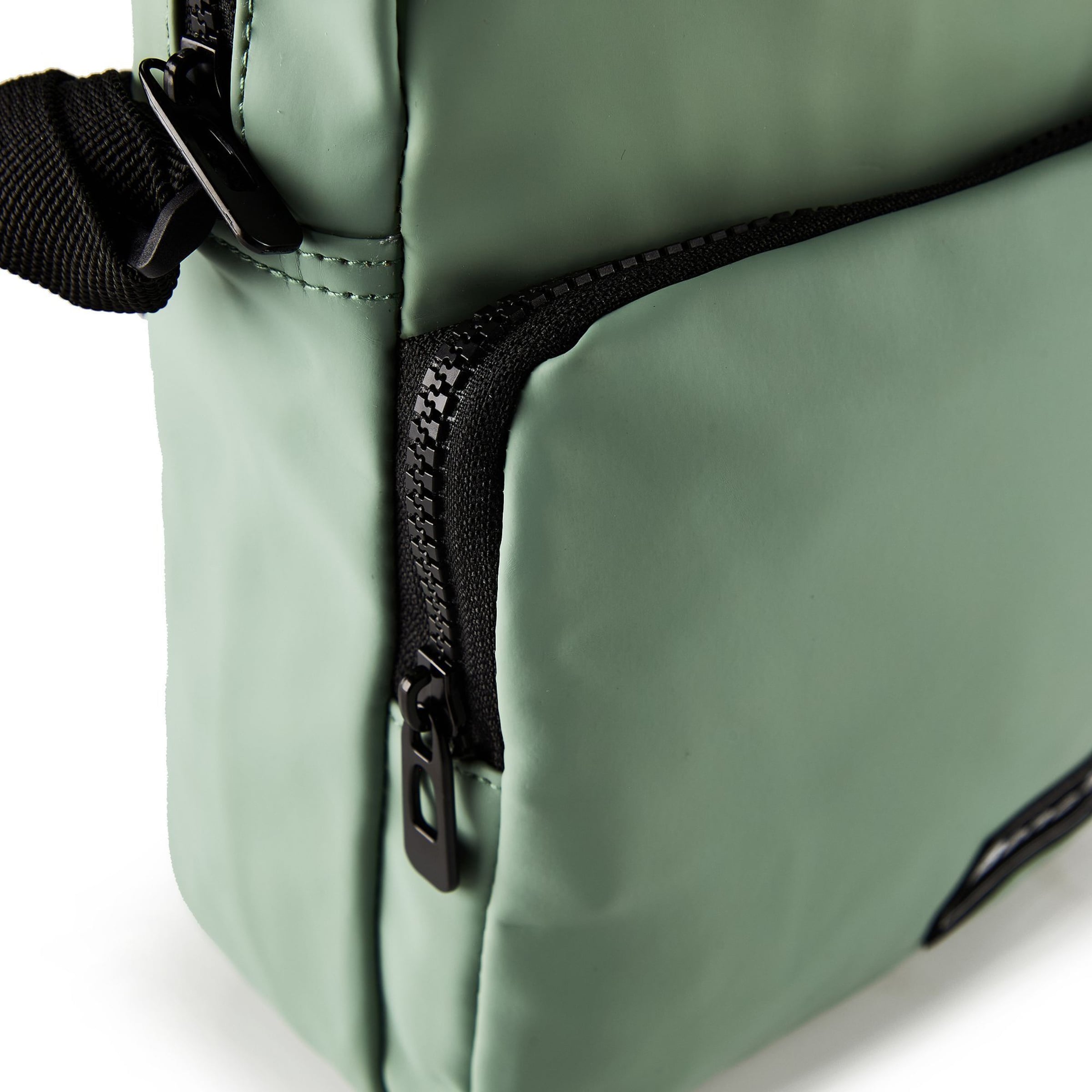 BENCH Umhängetasche 'Hydro' in Grün