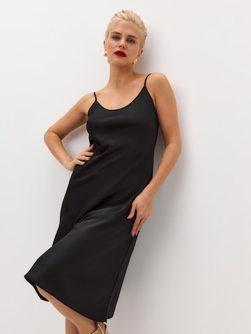 Robe 'Below the knee satin slip dress 'Grace'' Serena Silueta en noir