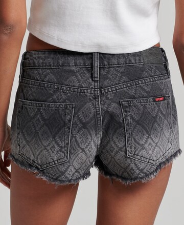 Superdry Regular Shorts in Schwarz