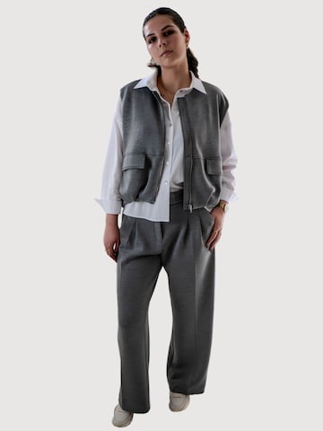 WEARABLE STORIES Bundfaltenhose 'Daria' in Grau: Vorderseite