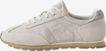 Baskets basses Next en beige : devant