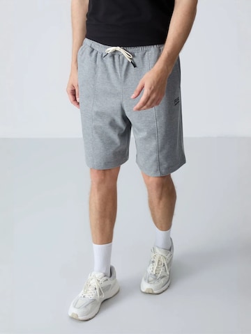 Tommy Life - Regular Calças de desporto em cinzento