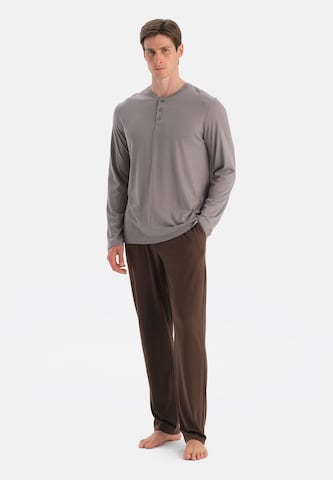 Dagi - Pijama largo en marrón: frente