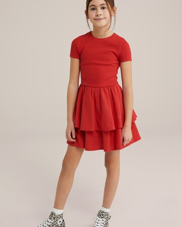 Rochie de la WE Fashion pe roșu