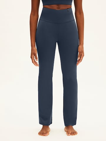 ARMEDANGELS Flared Leggings 'YAJAANA' in Blauw: voorkant