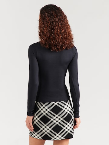 HOLLISTER Футболка в Черный