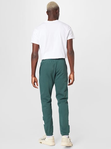 ADIDAS ORIGINALS - Tapered Pantalón en verde