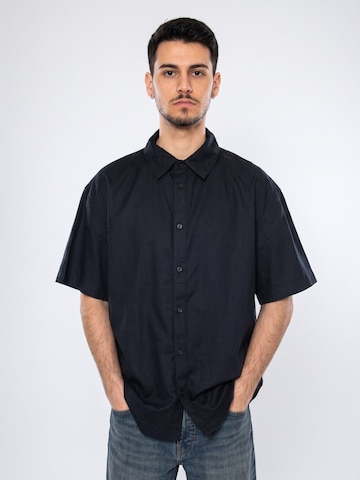 Thinking MU Comfort fit Koszula 'NAVY FISH PATCH KURTIS SHIRT BLUE' w kolorze niebieski: przód