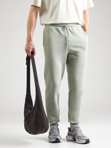 Nike SportswearTapered Hlače 'CLUB' - zelena boja: prednji dio
