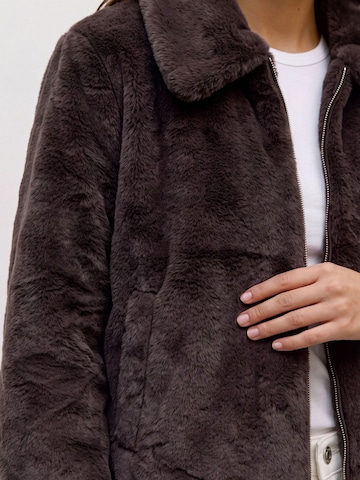 VERO MODA Välikausitakki 'VMSolaima' värissä ruskea