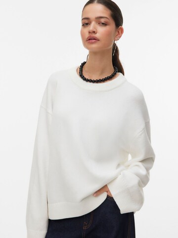 VERO MODA Sweater 'AWLaura' in White: front
