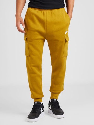 Nike Sportswear Дънки Tapered Leg Карго панталон 'CLUB' в жълто: отпред