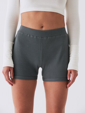 RÆRE by Lorena Rae Skinny Shorts 'Sina' in Grau: predná strana