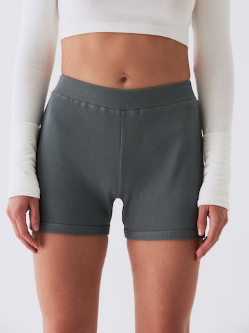 RÆRE by Lorena Rae Skinny Shorts 'Sina' in Grau: predná strana