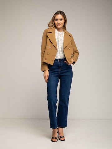 Tantra - Chaqueta de entretiempo 'Chaqueta corta de paño con solapas,  botones dorados y bolsillos laterales' en beige