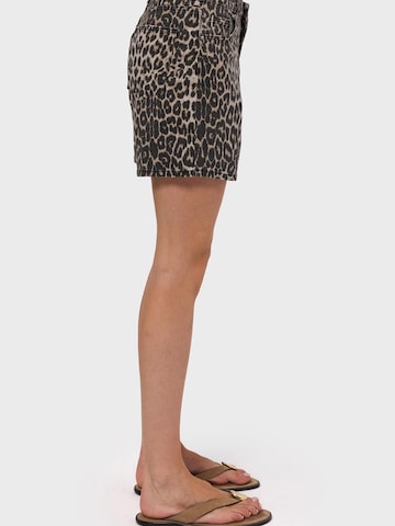 IT'S BASIC Regular Jeans 'LEOPARD MOM SHORT' in Bruin