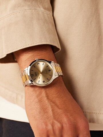 Montre à affichage analogique Q&Q en argent : devant