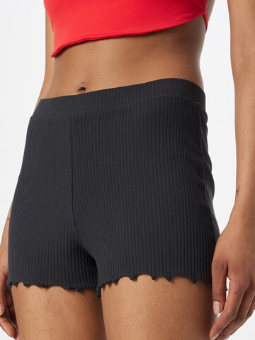 Monki Slimfit Shorts in Schwarz