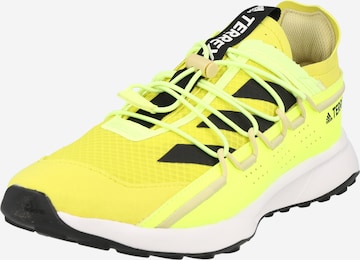 ADIDAS TERREX - Zapatos bajos 'Voyager 21' en amarillo: frente