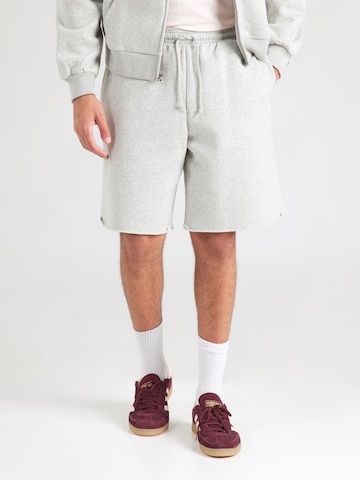 Regular Pantaloni de la GAP pe gri: față
