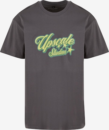 MT Upscale Majica 'Hotel Paradiso' | siva barva: sprednja stran