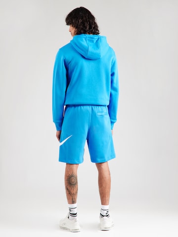 Largi Pantaloni 'CLUB' de la Nike Sportswear pe albastru
