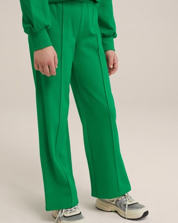 WE Fashion Regular Trousers in Green: front