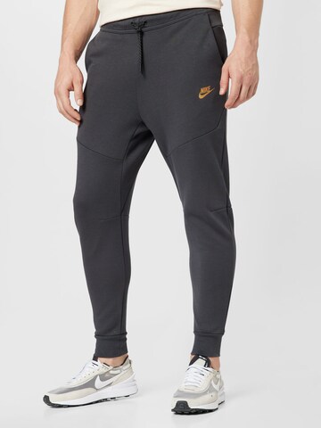 Tapered Pantaloni di Nike Sportswear in grigio: frontale
