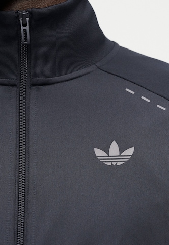 ADIDAS ORIGINALS Костюм для бега 'TECH ESSENTIALS' в Серый