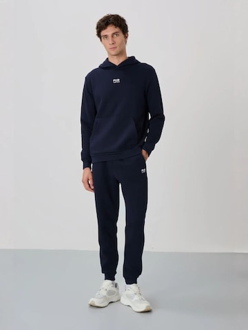 Tommy Life Sweat suit in Blue: front