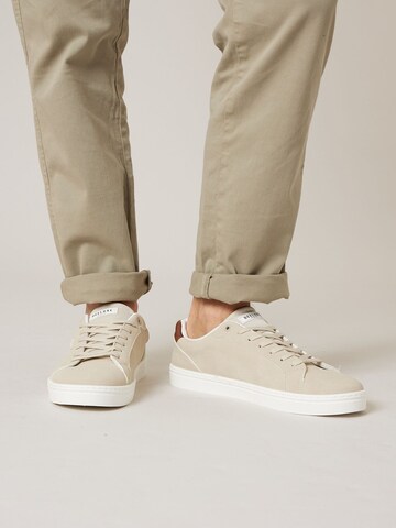 Deeluxe Sneakers laag 'CIOTAT' in Beige