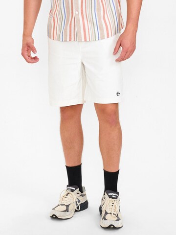 Dxnmxrk Regular Hose 'DXCharles' in Weiß: Vorderseite