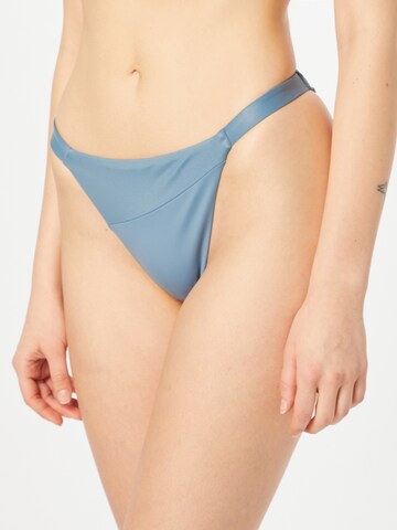 Slip costum de baie de la Calvin Klein Swimwear pe albastru: față