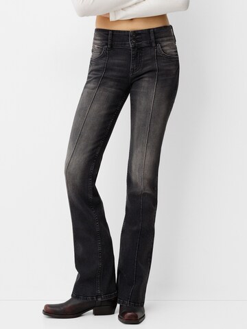 Bershka Bootcut Jeans in Zwart: voorkant