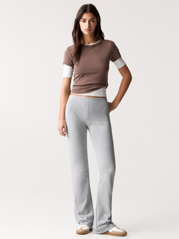 évasé Pantalon Pull&Bear en gris