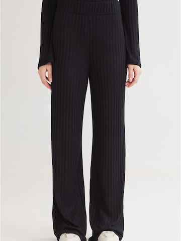 4TAILORS Voľný strih Nohavice - Čierna: predná strana