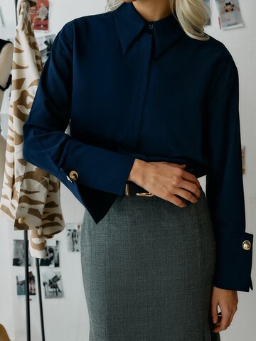 Touché Privé - Camiseta 'Poplin Shirt With Wide Cuff' en azul