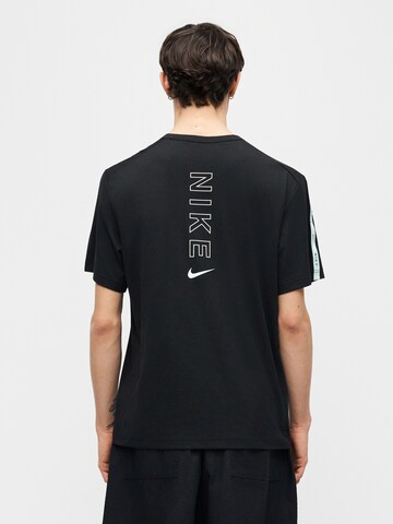 Tricou de la Nike Sportswear pe negru: față