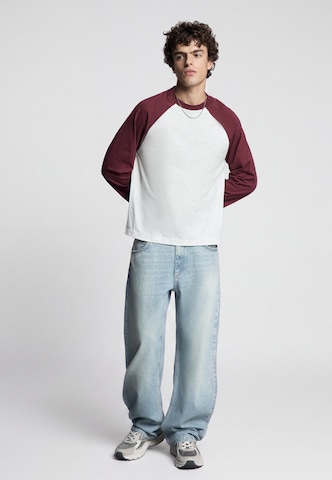 Barrel Jeans de la Bershka pe albastru