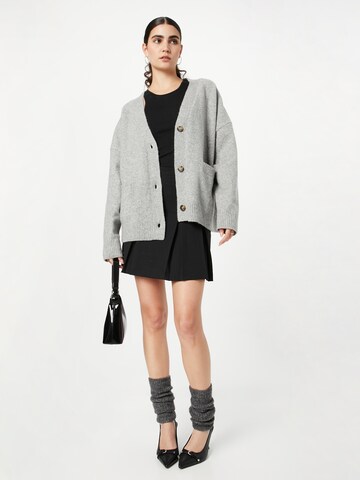 Monki Strickjacke in Grau