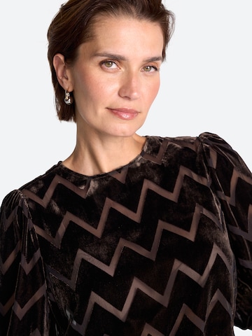 Rich & Royal - Blusa em castanho