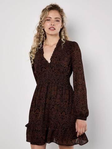 Robe Apricot en marron : devant