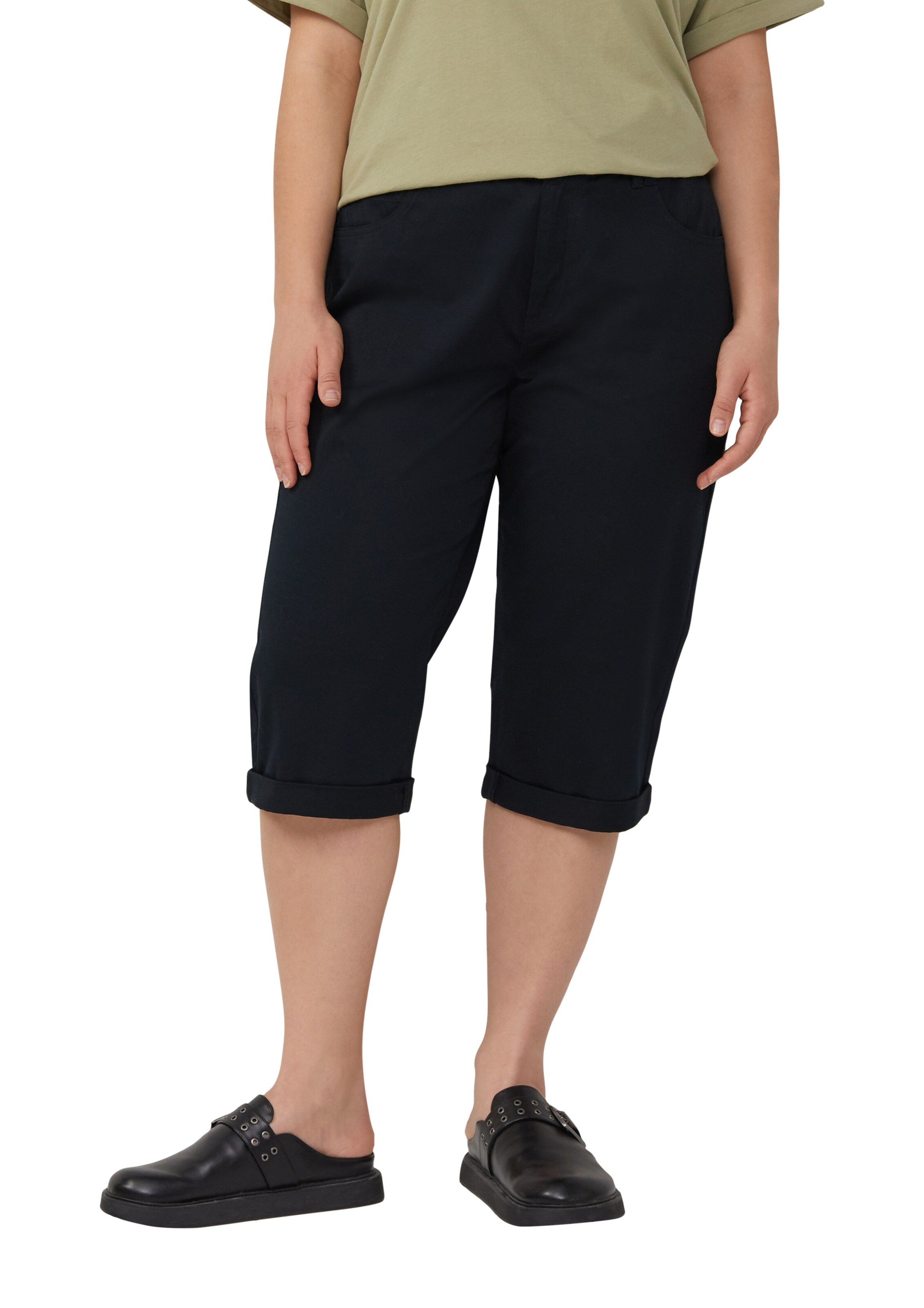 QS Slim fit Pants in Black: front