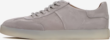 Baskets basses CESARE GASPARI en gris : devant