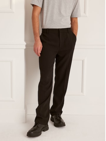 Regular Pantalon à plis 'Julius' Guido Maria Kretschmer Men en noir : devant